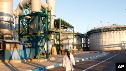 Un travailleur dans les installations d’une usine de phosphate à Jorf Lasfar, Maroc, 22 décembre 2011.
