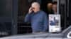 Američki predsjednik Džo Bajden izlazi iz prodavnice u Vilmingtonu, u Delaveru (Foto: SAUL LOEB / AFP)
