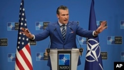 "Možemo pričati sve što želimo o vrijednostima. Vrijednosti su važne, ali ne možete pucati vrijednosti, ne možete pucati zastavama i ne možete pucati jakim govorima. Ne postoji zamjena za tvrdu moć", rekao je Hegseth.