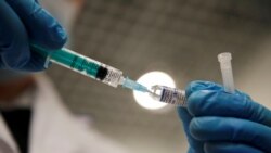 ARHIVA - Zdravstveni radnik drži špric sa vakcinom Sputnjik V protiv koronavirusa, u centru za vakcinaciju u Sankt Peterburgu 24. februara 2021.