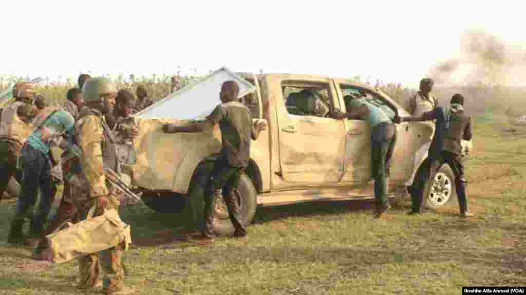 Dakarun Sojojin Najeriya Da Suka Fatattaki 'Yan Boko Haram Daga Kauyen Chikun Gudu A Arewacin Jihar Borno Da Daya Daga Cikin Motar Da Suka Kwato Da Naurar Lantarki mai Amfani Da Hasken Rana