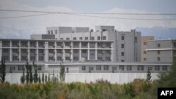 중국 신장 위구르 자치구 악토에서 중국 당국의 '재교육 시설'로 추정되는 건물.
