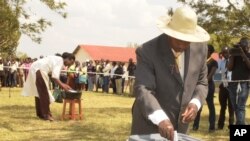 Le président sortant Yoweri Museveni, au pouvoir depuis 30 ans, a voté à Rushere, dans le district de Kiruhura à près de 400 kms de Kampala, Ouganda, 18 février 2016.