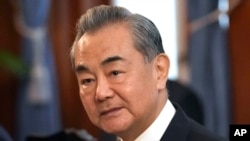 Kepala kebijakan luar negeri Partai Komunis China Wang Yi, tengah, menunggu dimulainya pertemuan trilateral dengan Menteri Luar Negeri Indonesia Retno Marsudi dan Menteri Luar Negeri Rusia Sergey Lavrov di sela-sela Pertemuan Menteri Luar Negeri ASEAN di Jakarta, 12 Juli 2023.