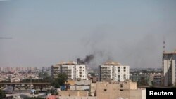 La fumée dans le ciel après de violents combats entre milices rivales près de l'aéroport de Tripoli le 20 Juillet 2014.