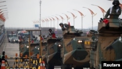 南韓海軍陸戰隊的兩棲突擊車隊在南韓浦項與美軍舉行代號為“鷂鷹”的年度聯合軍演。(2018年4月5日)
