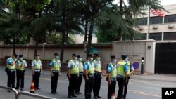 Kineska policija ispred američkog konzulata u gradu Čengdu