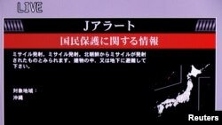 Aviso de emergencia difundido por las autoridades japonesas, visto a través de un televisor, tras el aparente lanzamiento de un cohete por parte de Corea del Norte, el 31 de mayo de 2023.
