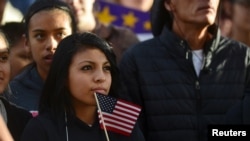 El crecimiento educativo de los hispanos en EEUU está teniendo un impacto positivo en la economía, aunque persisten desafíos significativos como la brecha salarial y el abandono escolar debido a los altos costos universitarios.