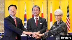 미한일 3국 외교 차관이 지난달 도쿄에서 만났다. 왼쪽부터 조현동 한국 외교부 1차관, 모리 다케오 일본 외무성 사무차관, 웬디 셔먼 국무부 부장관. (자료사진)