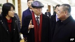 북핵 6자 회담 중국 수석대표인 우다웨이 외교부 한반도사무특별대표(가운데)가 2일 북한을 전격 방문했다. 이날 오후 평양국제공항에 도착한 모습. 오른쪽은 박성일 북한 외무성 미주국 부국장.