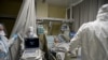 ARHIVA - Lekari nose ličnu zaštitnu opremu Medical workers wearing a personal protective equipment PPE tend to a patient infected with the Covid-19 at the intensive care unit of the Mariinsky Hospital in Saint Petersburg, Russia, July 7, 2021.