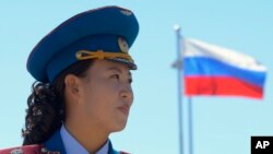 지난해 9월 러시아-북한 철도 개통식에서 북한측 축하악단 뒤로 러시아 국기가 보인다.