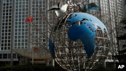 中國外交部大樓前的地球儀與和平鴿。 （2020年3月18日）