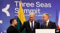 Слева направа: президент Украины Владимир Зеленский, президент Литвы Гитанас Науседа и президент Польши Анджей Дуда. Вильнюс, 11 апреля 2024 г.