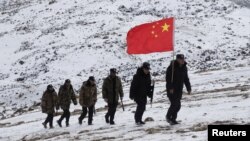 中国军队在连接阿富汗和中国的瓦罕走廊地区巡逻。（2020年10月7日）