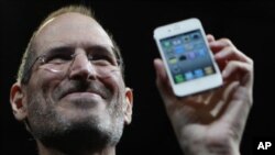 Steve Jobs menunjukkan iPhone pertamanya