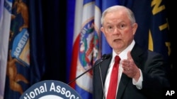 លោក Jeff Sessions ថ្លែង​នៅ​ក្នុង​កិច្ចប្រជុំ​ប្រចាំ​ឆ្នាំ​របស់​សមាគម National Association of Attorneys General កាលពី​ថ្ងៃទី២៨ ខែកុម្ភៈ ឆ្នាំ២០១៧ នៅ​ក្នុង​រដ្ឋធានី​វ៉ាស៊ីនតោន។