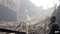 Este vídeo tomado de un material publicado por el Comité de Investigación Ruso el 23 de marzo de 2024 muestra a un agente de la ley parado dentro del Crocus City Hall, un día después de un ataque con armas de fuego en Krasnogorsk, en las afueras de Moscú.