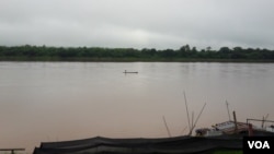 អ្នក​នេសាទ​ម្នាក់ ​បាន​ប្រមូល​សំណាញ់នេសាទ​ត្រី​លើ​ទន្លេ​មេគង្គ​ក្បែរ​ស្រុក Chiang Khan ប្រទេស​ថៃ កាល​ពី​ថ្ងៃ​ទី ២៤ កក្កដា​ ២០១៦។ (នៅ​ វណ្ណរិន/VOA​ Khmer)
