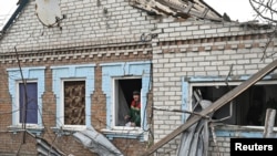 Radnik lokalnih službi pregleda kuću oštećenu u napadu ruskim dronom, u Zaporožju, Ukrajina, 25. novembar, 2024.(Foto: Reuters)