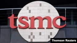 타이완 신추에 있는 TSMC 반도체 위탁생산업체 로고.