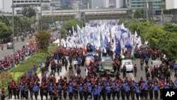 Para pekerja turun ke jalan-jalan protokol di Jakarta untuk menandai hari Buruh (May Day), 1 Mei 2012. Ribuan pekerja menyerukan peningkatan upah minimun buruh dan menolak tenaga kerja dari luar (outsourcing).