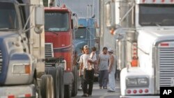 Transportistas denuncian que las nuevas medidas en las fronteras centroamericanas les afectan sus ganancias y provocarán el desabastecimiento de los países. Foto de archivo del 7 de mayo de 2008.