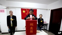 一名男子11月8日在北京地方選舉中投票