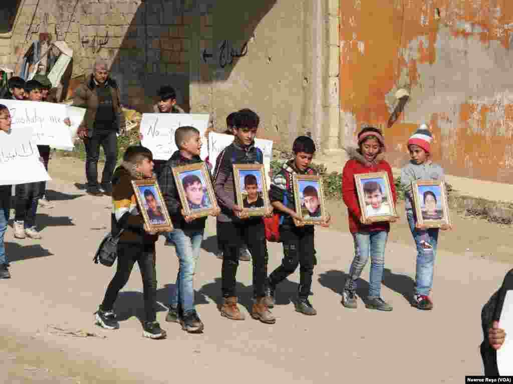 Xwepêşandan Zarokên Efrînê li Hember Navenda Rûsî