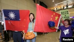 親大陸的台灣活動人士在桃園機場手舉中國和台灣旗幟歡迎大陸海協會會長張志軍訪問台灣。（2014年6月25日） 