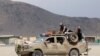 Talibanes recorren las inmediaciones del aeropuerto Hamid Karzai, el 30 de agosto de 2021.