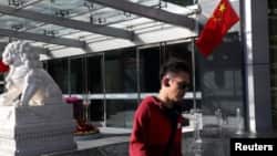 北京金融街一座办公楼前的石狮子和中国国旗。（2024年10月8日）