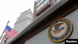 资料照：美国纽约曼哈顿南区联邦检察官办公室大楼外的美国司法部的印章。（路透社）