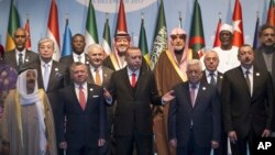 Le président turc, au centre, entouré d'autres dirigeants lors de l'ouverture d'un sommet extraordinaire de l'Organisation de la coopération islamique (OCI) à Istanbul, le 13 décembre 2017.