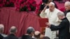 El papa Francisco se reúne con los donantes del abeto instalado en la Plaza de San Pedro como árbol de Navidad y con aquellos que han elaborado el belén de tamaño natural a los pies del árbol, en el Aula Pablo VI del Vaticano, el sábado 7 de diciembre de 2024. AP