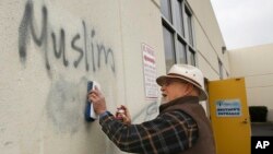 Kaliforniya shtatidagi masjid devoriga yozib ketilgan nafratomuz so'zlar o'chirilmoqda 