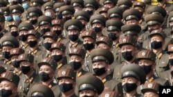 Солдати КНДР в масках на площі Кім Ір Сена в Пхеньяні, 12 жовтня 2020 р. (Фото: AP Photo/Jon Chol Jin)