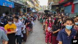 ထိုင်းနိုင်ငံ စမွတ်ဆာခွန်းခရိုင် ပုစွန်ဈေးမှာ ကိုဗစ်စစ်ဆေးဖို့ တန်းစီနေကြသူများ။ (ဒီဇင်ဘာ ၂၀၊ ၂၀၂၀)