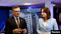 El ministro de Asuntos Exteriores ucraniano, Dmytro Kuleba, y la ministra de Asuntos Exteriores neerlandesa, Hanke Bruins Slot, en la conferencia internacional de paz "Restaurar la justicia para Ucrania" en La Haya, Países Bajos, el 2 de abril de 2024. 