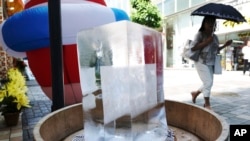 En un pasaje peatonal colocan un bloque de hielo para refrescar el lugar en Tokio. Viernes 20 de julio de 2018. (Reuters)
