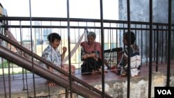 (ពី​ឆ្វេង​ទៅ​ស្តាំ) អ្នក​រស់​នៅ​ក្នុង​អគារ​ប៊ូលឌីង លី​ ស៊ូ, សំ សុខន, ពេញ​ សារិន ដែល​រស់​នៅ​ជាន់​ទី​៤​នៃ​អគារ​តាំង​ពី​ឆ្នាំ​១៩៧៩ បាន​និយាយ​ថា​ ពួក​គាត់​មិន​ទាន់​ទទួល​បាន​ព័ត៌មាន​​ពី​អាជ្ញាធរ​មូលដ្ឋាន​នៅ​ឡើយ​ទេ​អំពី​គម្រោង​នៃ​ការ​វាយ​កម្ទេច​អគារ​ចាស់​មួយ​នេះ។ (នូវ ពៅលក្ខិណា/VOA) 