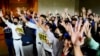 香港威尔斯亲王医院的医护人员在医院大厅集会，他们伸出五指宣示五项诉求缺一不可。（2019年9月16日）