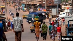 Des résidents marchent dans les rues de Gagnoa où l'incendie a eu lieu, dans l'ouest de la Côte d'Ivoire, le 2 décembre 2010.