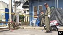 Petugas memeriksa lokasi ledakan di resor Hua Hin, 240 kilometer selatan Bangkok, 12 Agustus 2016. 
