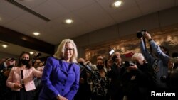 La congresista estadounidense Liz Cheney conversa con la prensa tras la votación que conllevó su cese en la Cámara en el Capitolio de Estados Unidos, en Washington, el 11 de mayo de 2021.