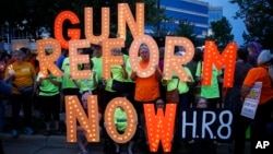 Manifestantes se reunieron frente a la sede de la Asociación Nacional del Rifle en Fairfax, Virginia, para una vigilia por las víctimas de los más recientes tiroteos en EE.UU., el 5 de agosto de 2019.