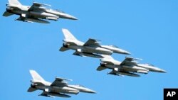 波蘭舉行閱兵式慶祝二戰勝利的紀念活動上一組美製F-16戰機飛過華沙上空。（2023年8月15日）