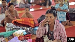 မြောက်ဦးမြို့ ဒုက္ခသည်စခန်းတခုထဲမှာ တွေ့ရတဲ့ ရခိုင် စစ်ပြေးဒုက္ခသည်တချို့။ (အောက်တိုဘာ ၂၈၊ ၂၀၁၂)