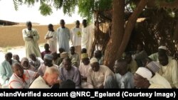 Les notables du village parlent des craintes des violences relatives à Boko Haram, à Monguro, Nigeria, 11 octobre 2017. (Twitter/Jan Egeland‏Verified account @NRC_Egeland)